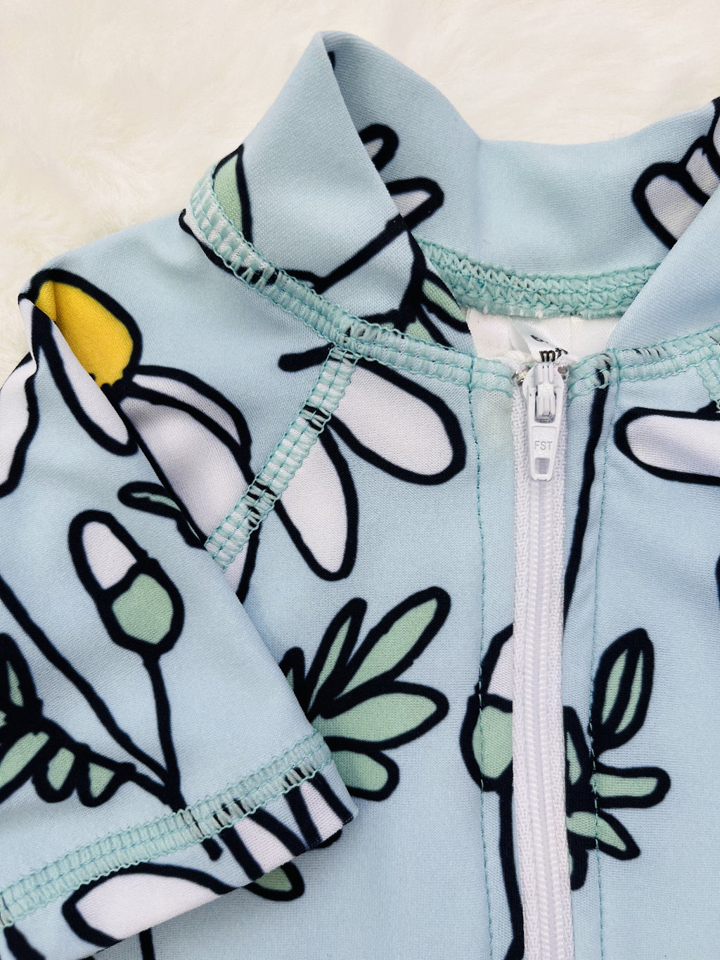 Short sleeve daisy print uv suit