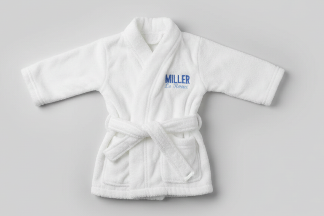 Embroiderd white toddler bathrobe in white